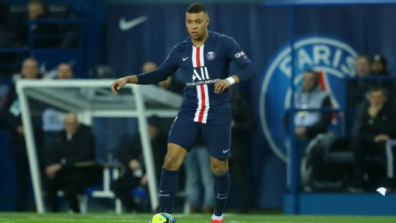 Mbappé controla el balón en partido del PSG