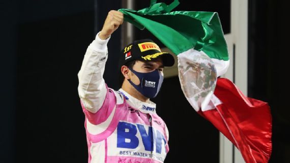 Checo ondea la Bandera de México en el podium de la F1