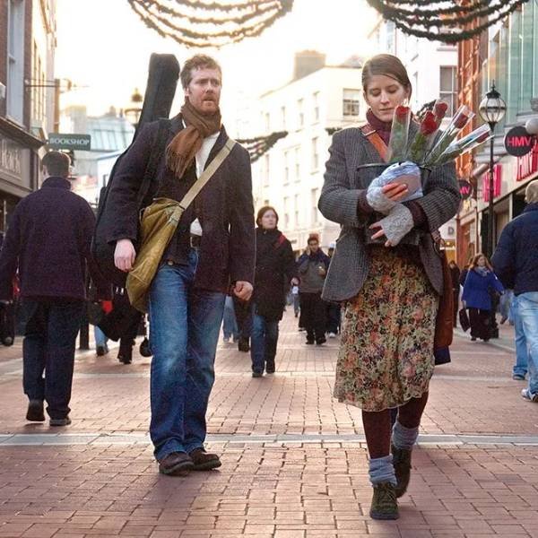 Un guitarrista irlandés y una florista checoslovaca.