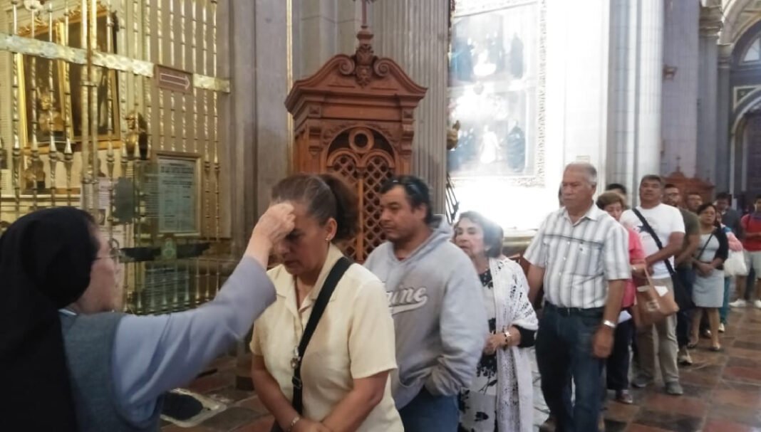 Cumplen poblanos con tradición del miércoles de ceniza