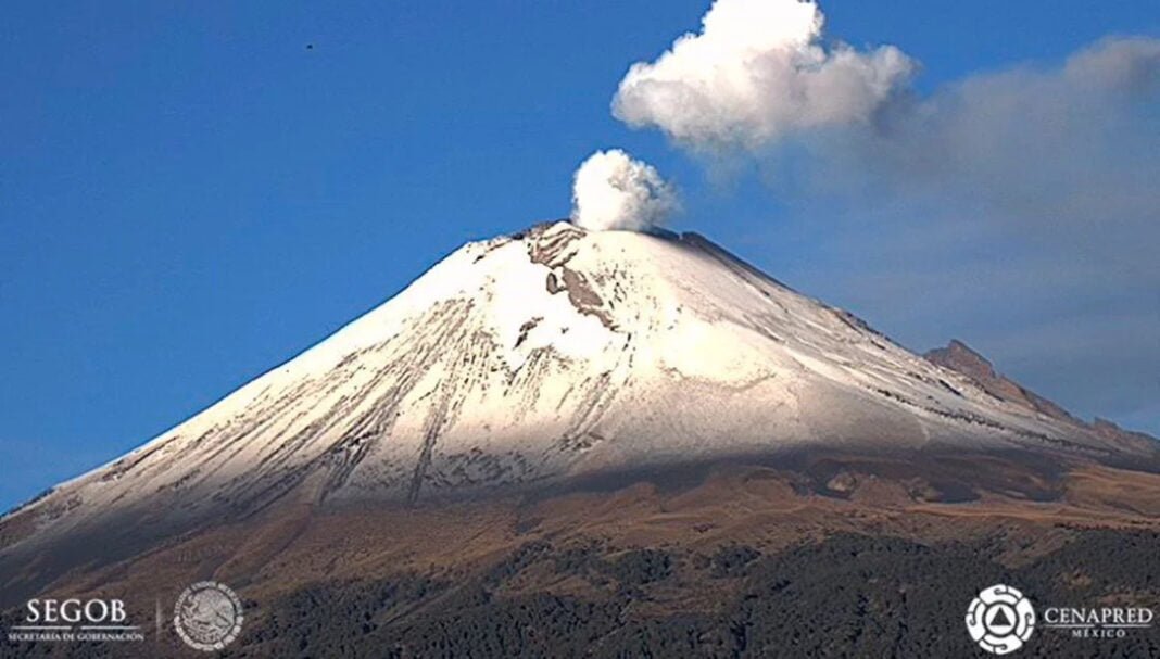 Popocatépetl, con actividad dentro de parámetros de Amarillo Fase 2 Suma Popocatépetl seis horas de emisión continúa de vapor de agua y ceniza