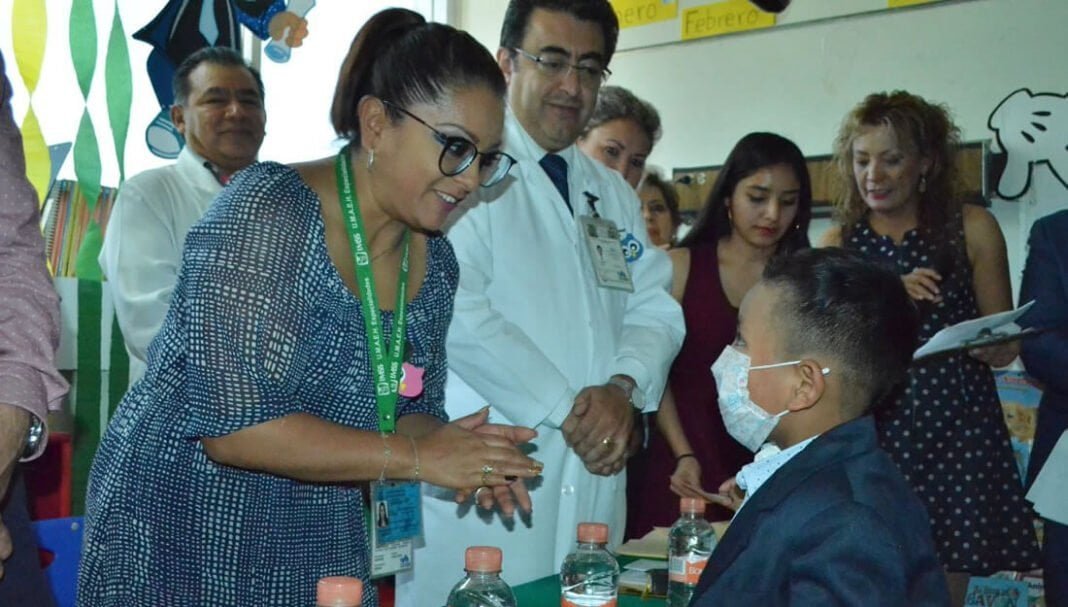 Cuatro pequeños que están luchando por su salud en el IMSS se gradúan de preescolar