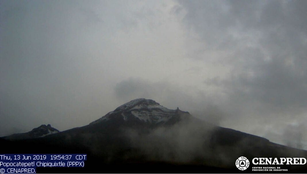 Presenta Popocatépetl explosión con fumarola