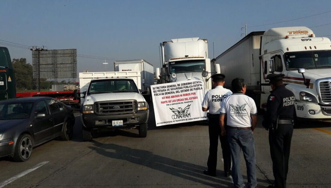 Transportistas bloquean caseta de la autopista México-Puebla