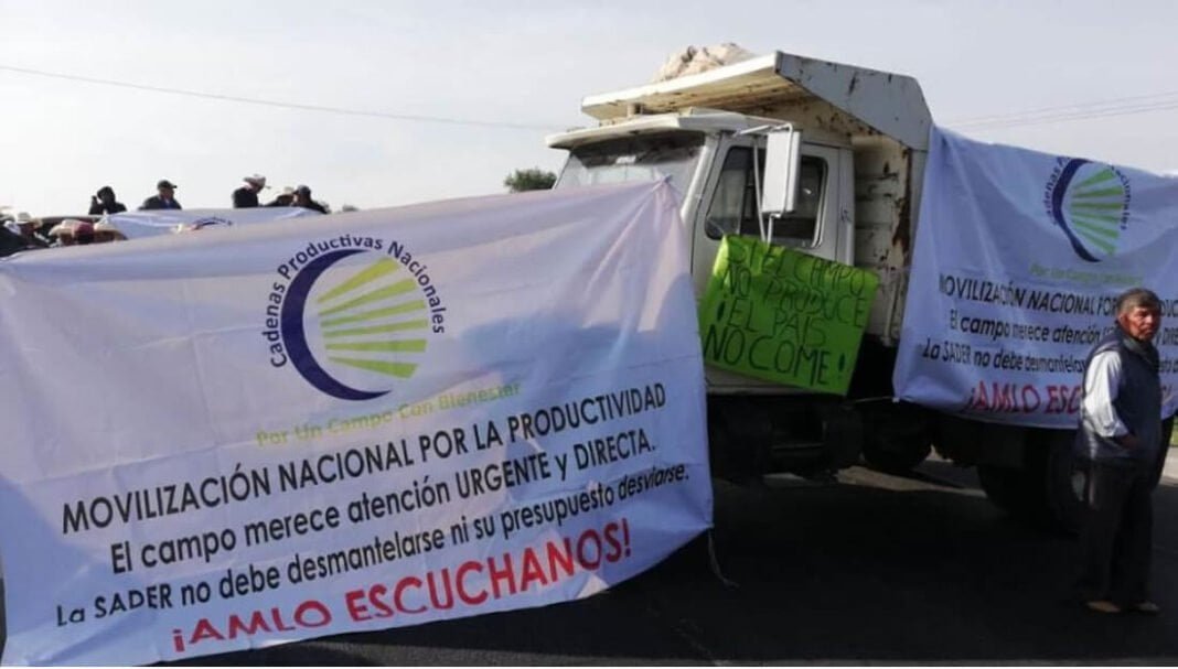 Campesinos cierran paso en la carretera federal Puebla-Veracruz