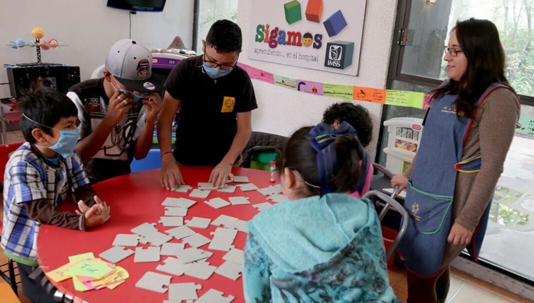 Con “Sigamos aprendiendo… en el hospital”, niñas, niños y jóvenes continúan sus estudios dentro del IMSS