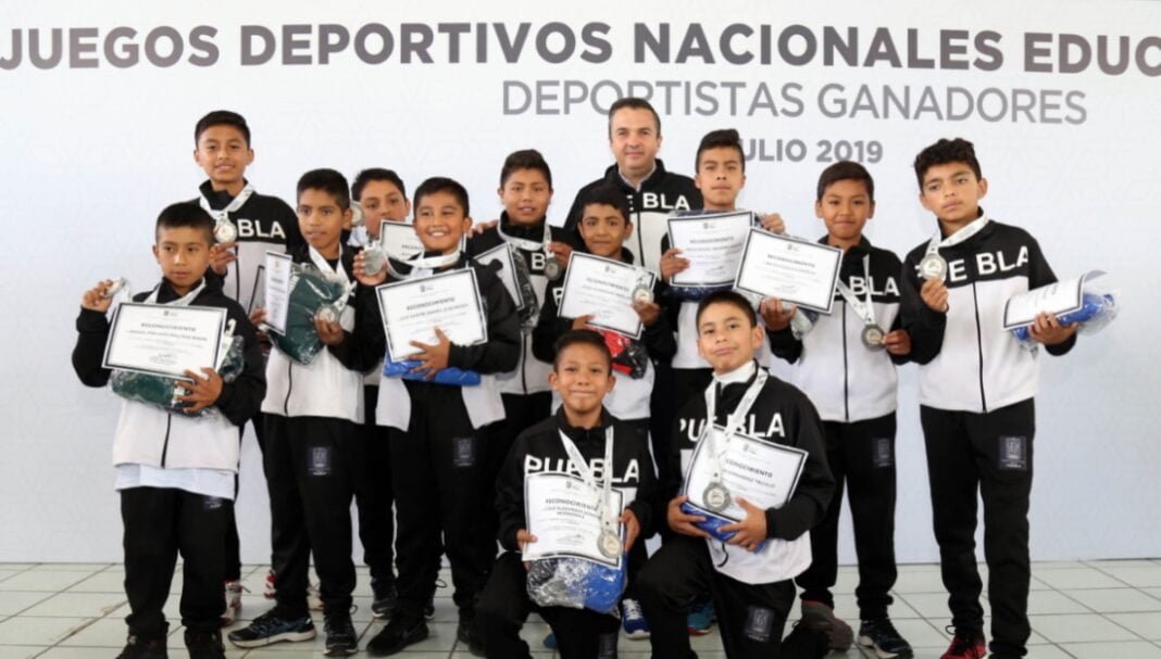 Reconoce SEP a deportistas que ganaron medalla en juegos nacionales