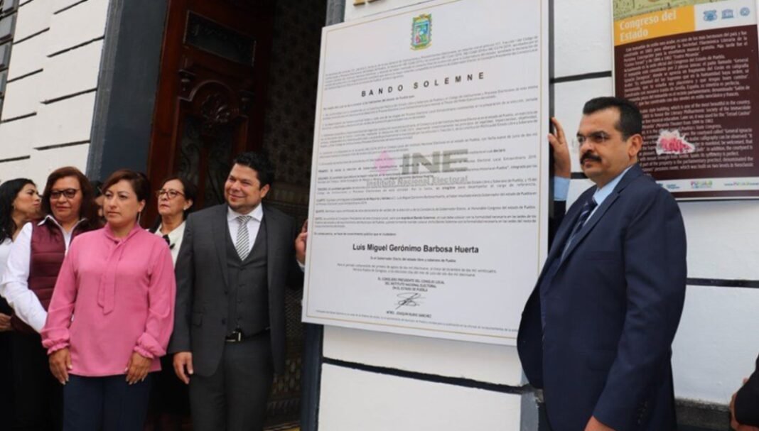 Coloca INE Puebla Bando Solemne en sede de poderes de la entidad