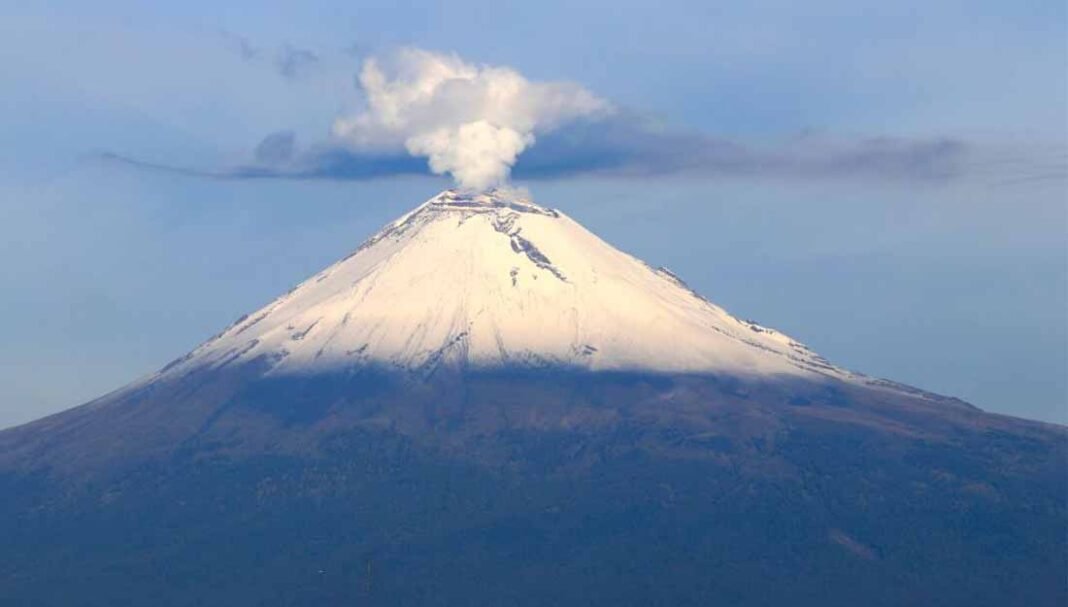 Presenta Popocatépetl 132 exhalaciones, cuatro explosiones y cuatro horas de tremor