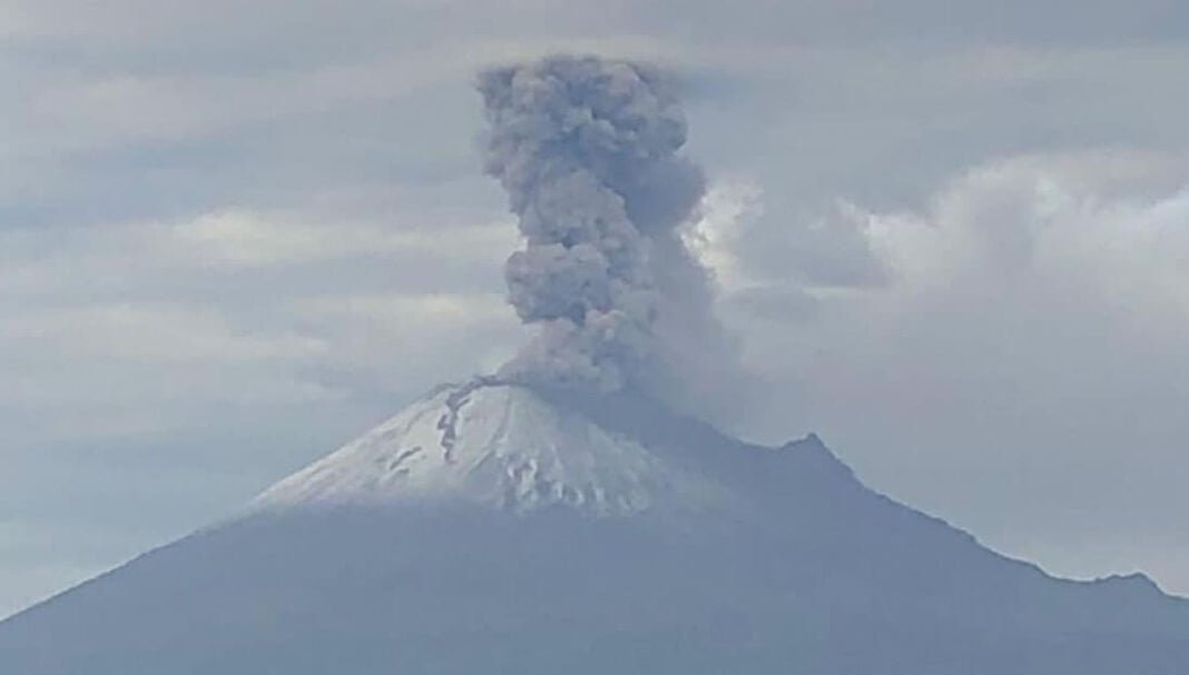 Presenta Popocatépetl columnas eruptivas de vapor de agua y ceniza