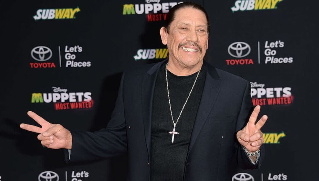 Bebé quedó atrapado en un vehículo y Danny Trejo ayudó a rescatarlo