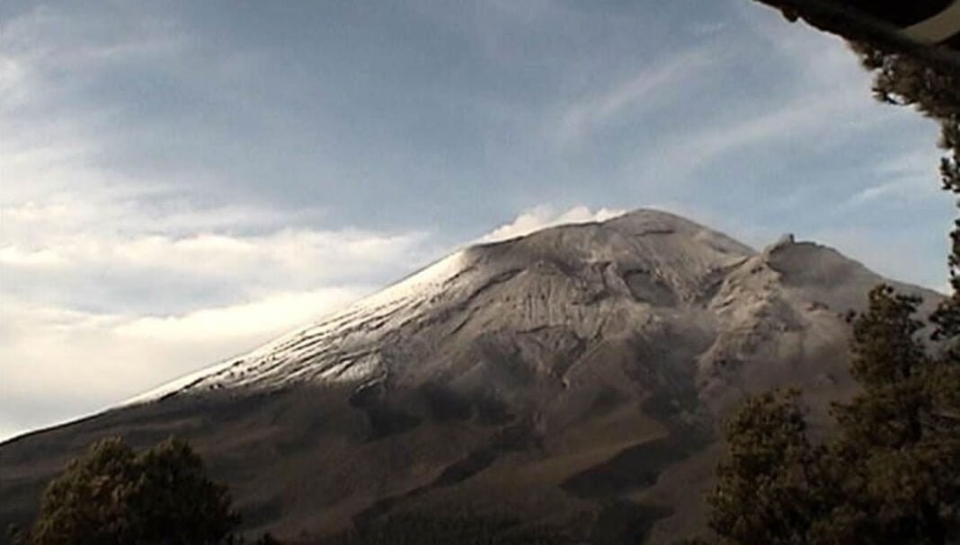 Presenta Popocatépetl más de 11 horas de tremor y 136 exhalaciones Presenta Popocatépetl más de 11 horas de tremor y 136 exhalaciones