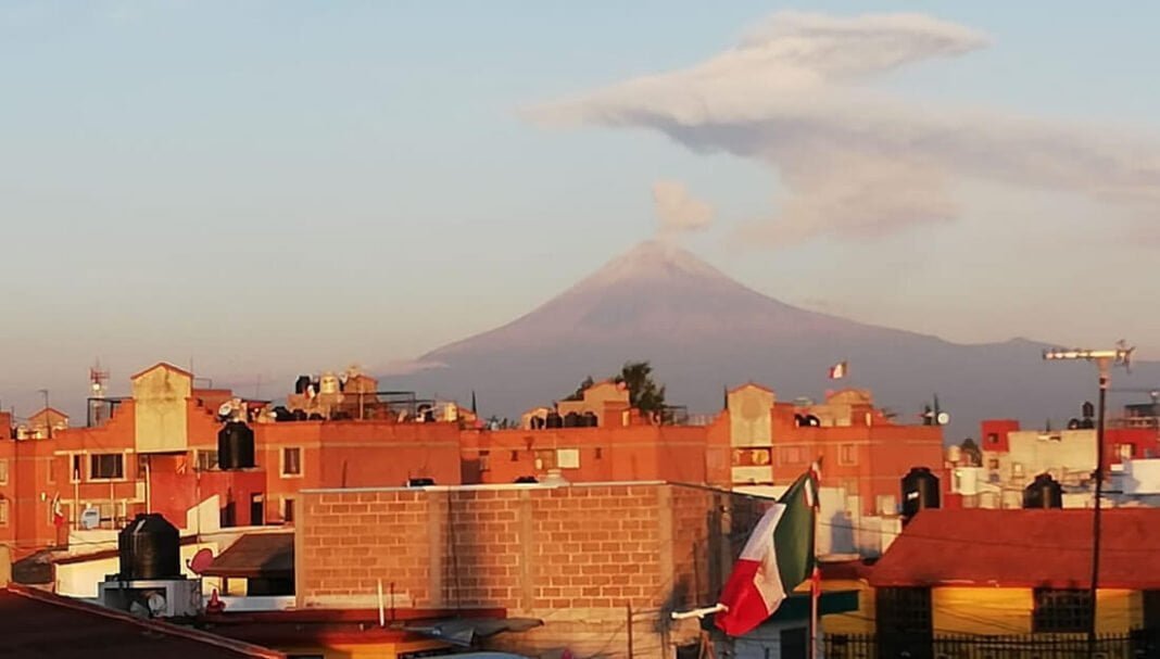 Presenta Popocatépetl 16 explosiones, casi nueve horas de tremor y columnas de más de 1.5 kilómetros
