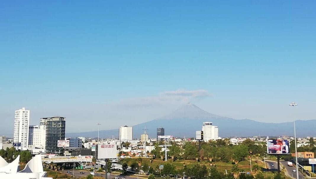 Presenta Popocatépetl explosiones y fumarlas de vapor de agua y gases