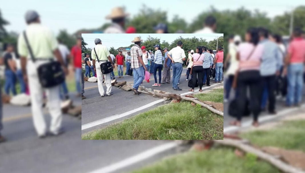 Bloquean la carretera Puebla-Veracruz para solicitar maestros para escuela