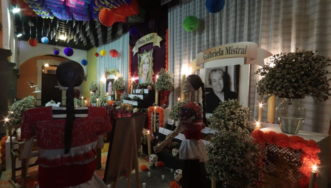 Rinden en Puebla homenaje con ofrendas a mujeres que realizaron aportaciones artísticas