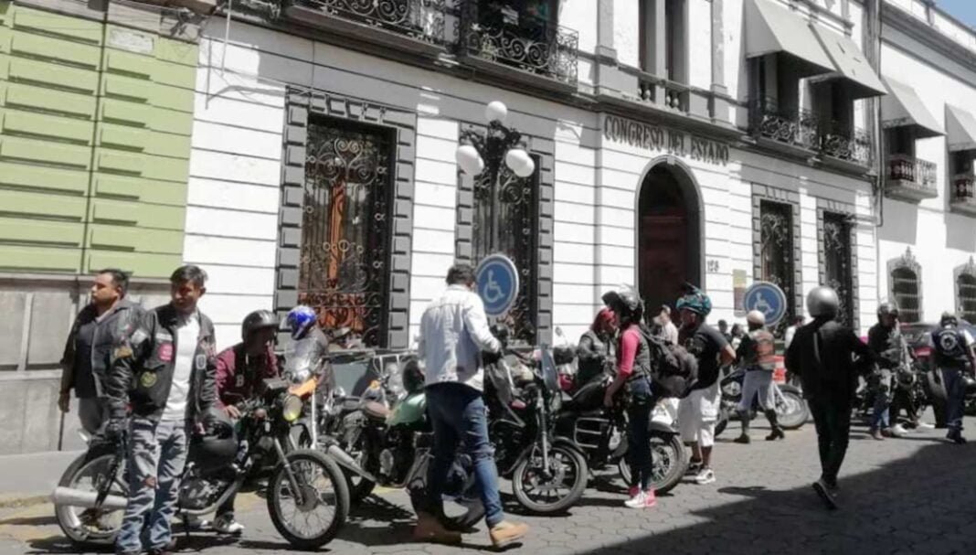 Protestan motociclistas frente al Congreso de Puebla