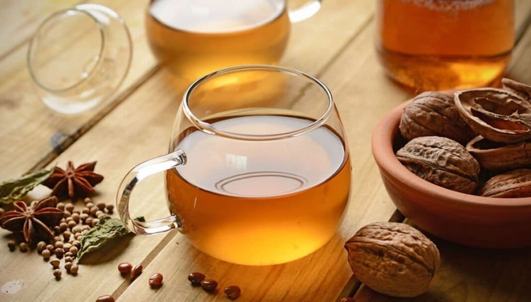 Cómo preprar té de nuez y qué beneficios te aporta CÓMO PREPARAR TÉ DE NUEZ Y QUÉ BENEFICIOS TE APORTA