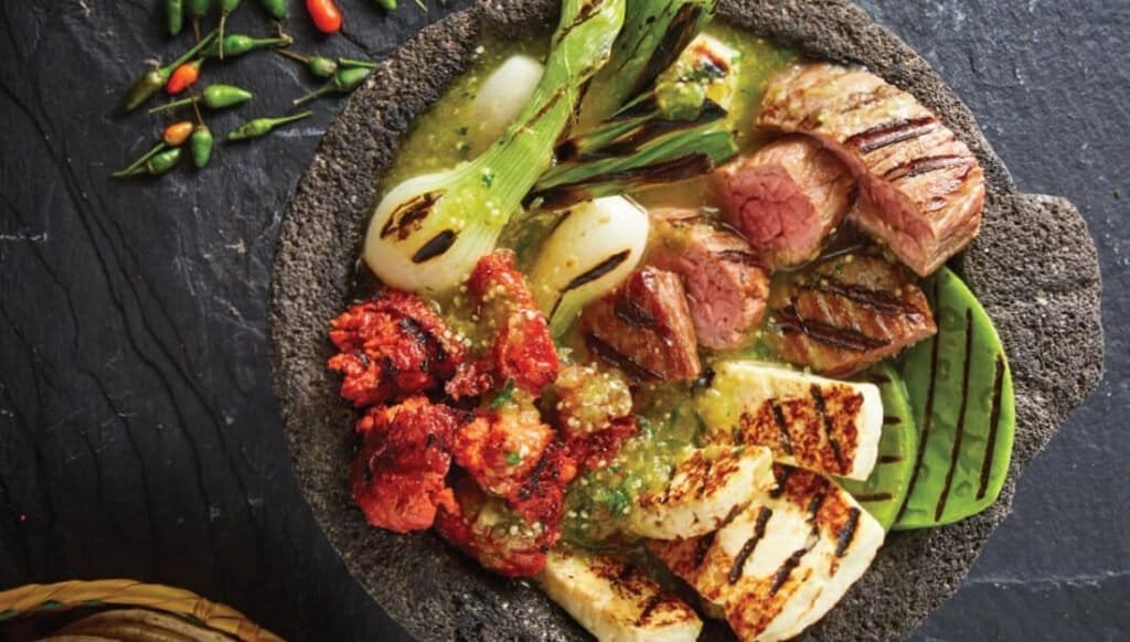 Molcajete de carnes, queso panela y nopales