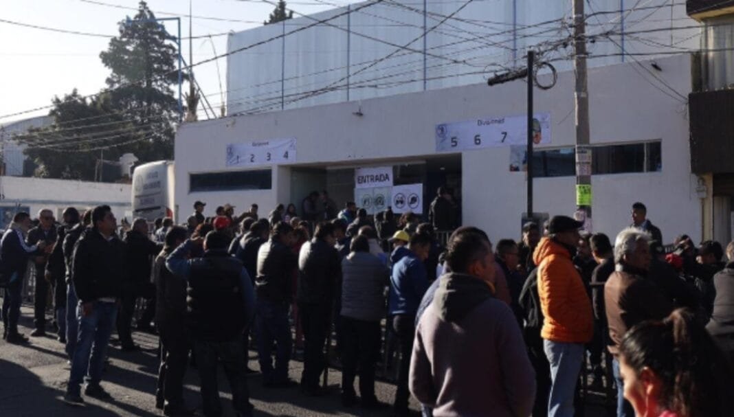 Acuden trabajadores de VW a las urnas para nombrar a su dirigente gremial