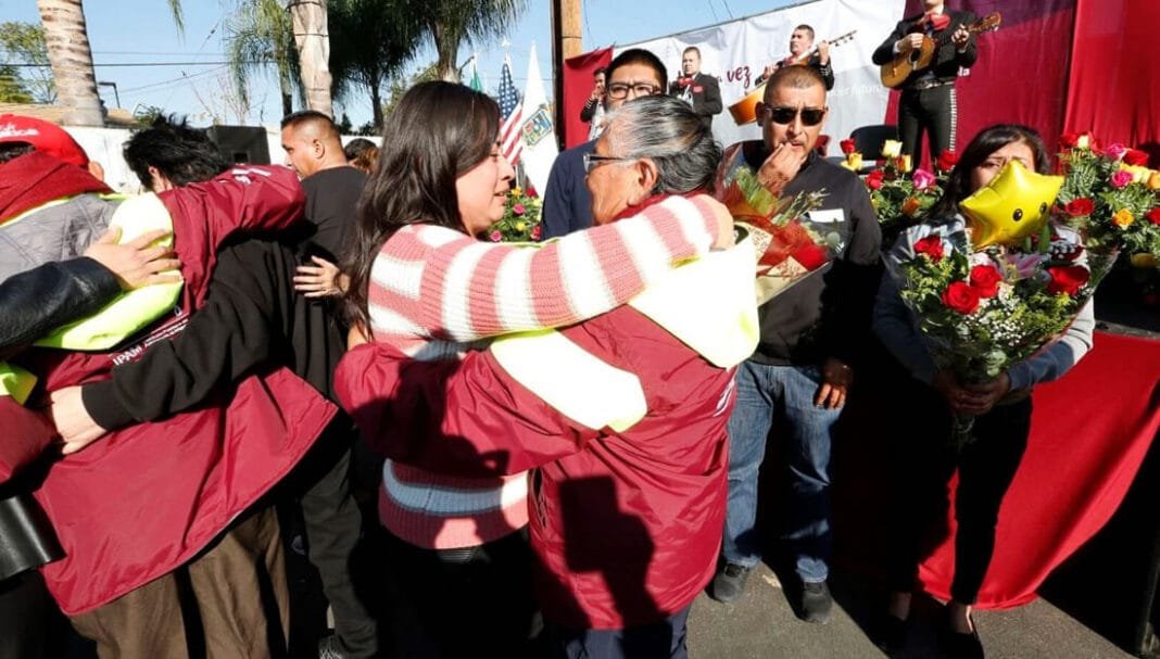 Con «Juntos Otra Vez» 213 adultos mayores viajan a EUA para reunirse con familiares Con Juntos Otra Vez "213 adultos mayores viajan a EUA para reunirse con familiares