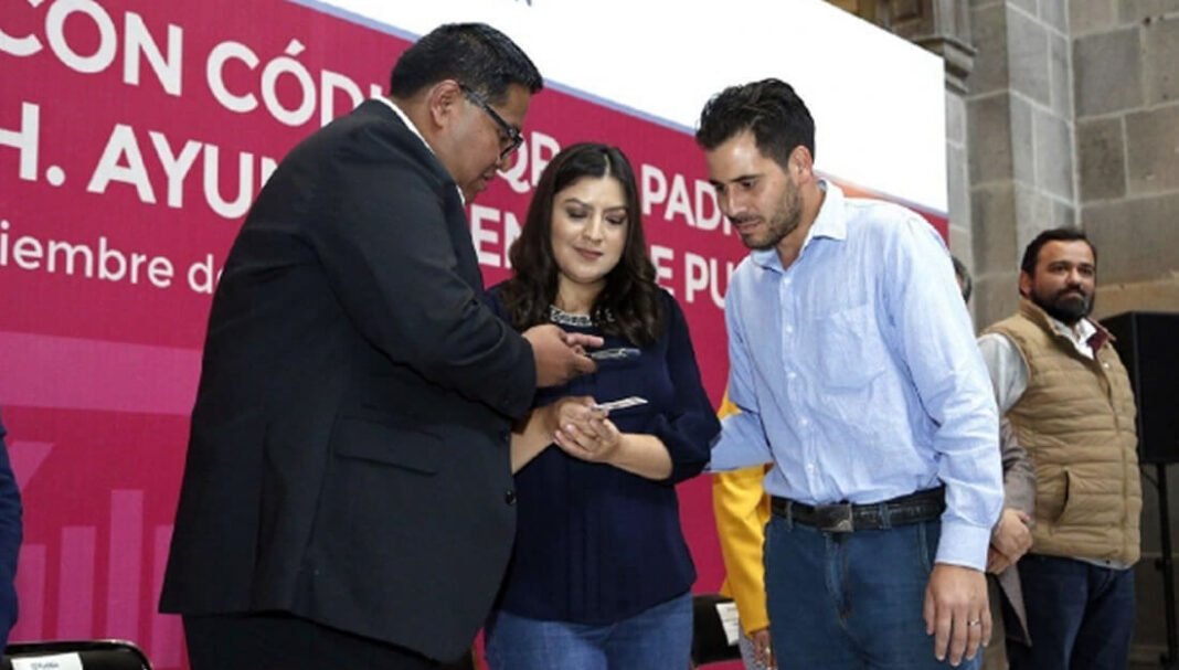 Presenta ayuntamiento de Puebla credenciales con código QR para supervisores