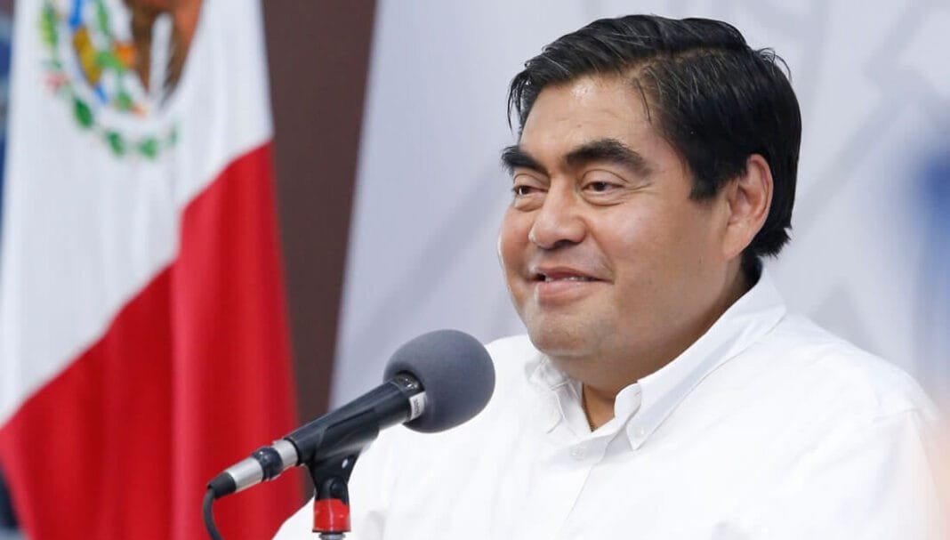 Presenta gobernador de Puebla programa «Juntos otra vez» que apoya reencuentro de migrantes con su familia