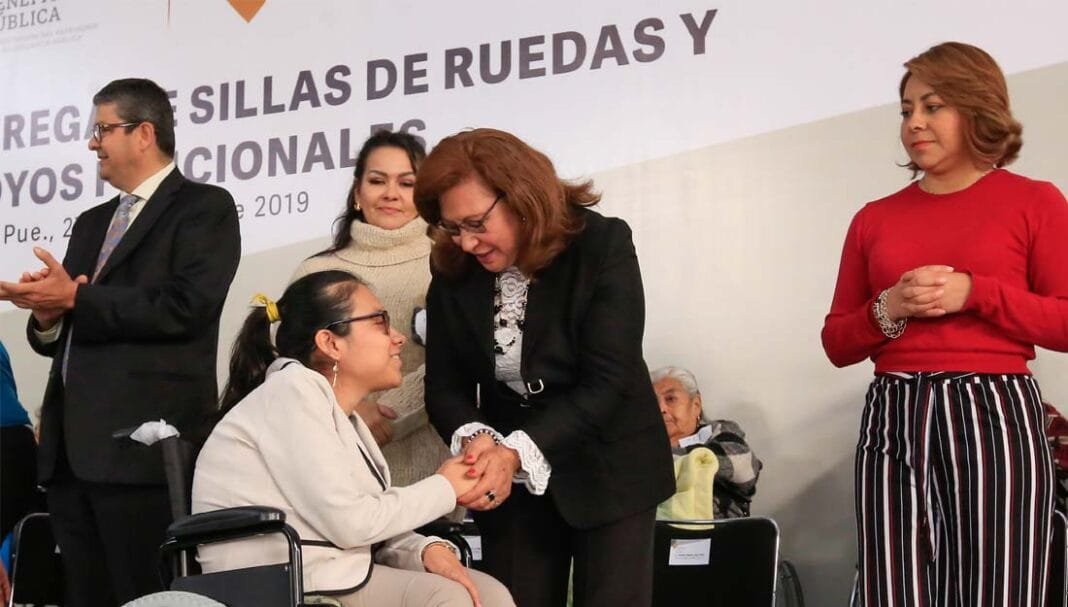 Entrega SEDIF apoyos a personas con discapacidad Entrega SEDIF apoyos a personas con discapacidad