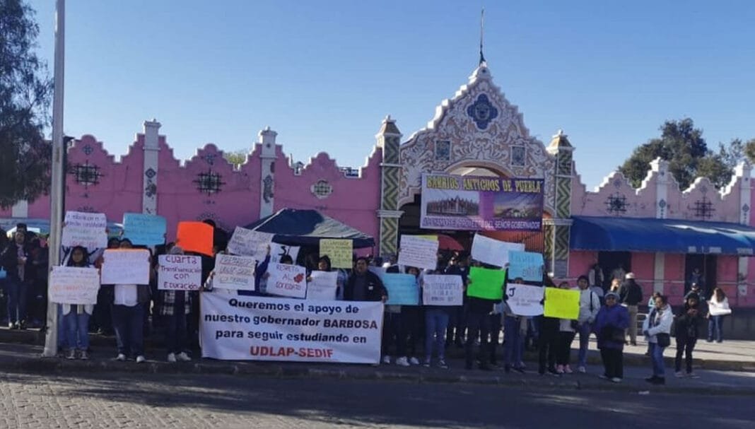 Piden tutores que Preparatoria SEDIF-UDLAP siga operando; SEP ofrece alternativas