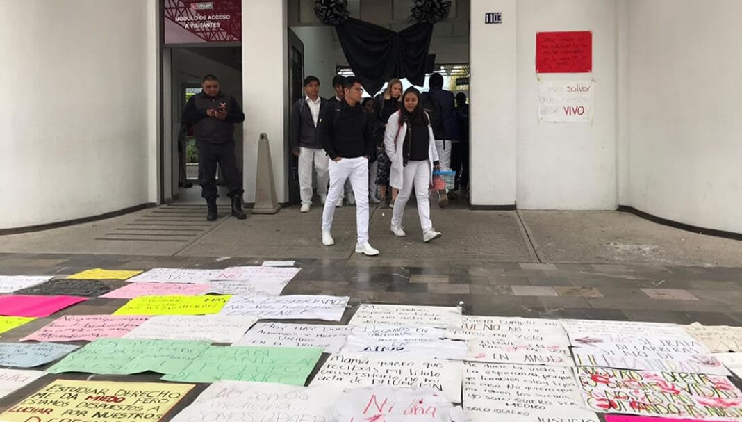 Levantan paro en la Upaep y estudiantes se colocan moños negros en señal de luto