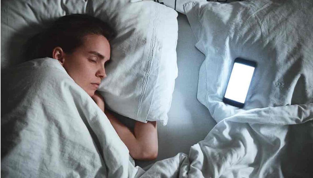 Mito o realidad ¿Es dañino dormir con el celular al lado?