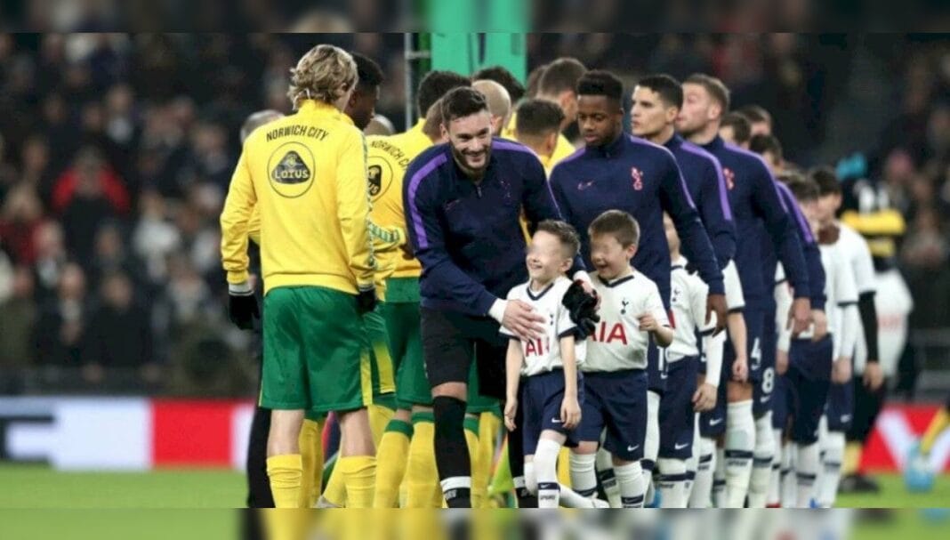 Critican a la Premier League por cobrar a padres de niños Critican a la Premier League por cobrar a padres de niños