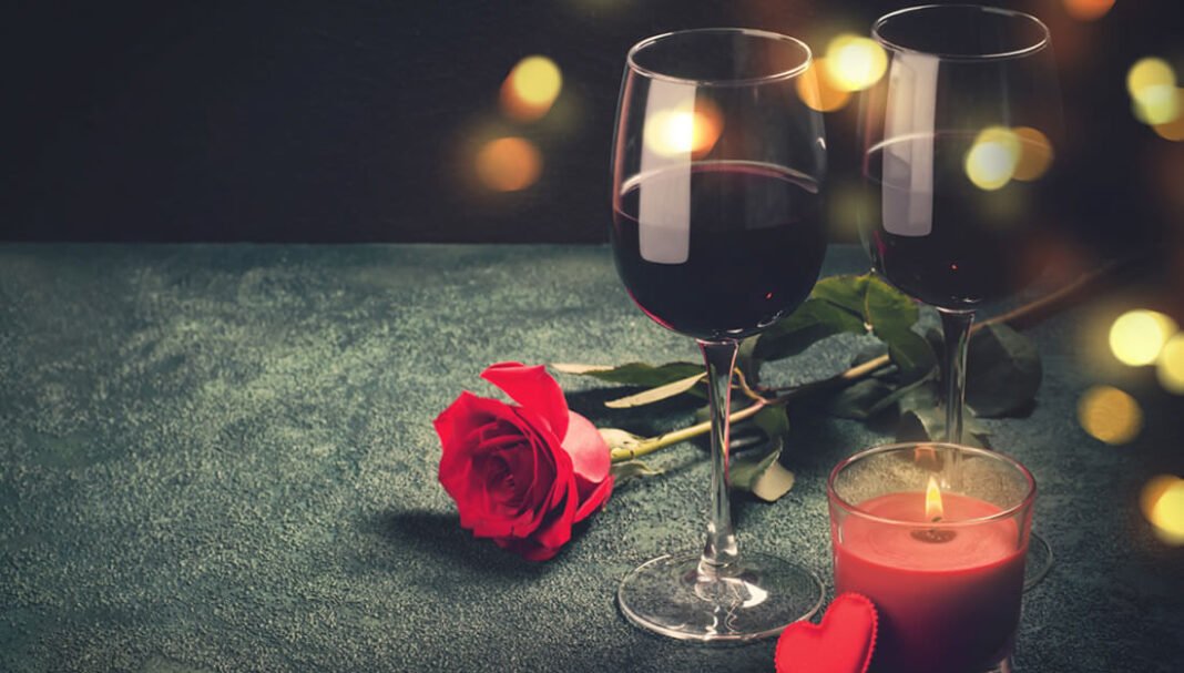 Prepara una cena romántica para sorprender a tu pareja