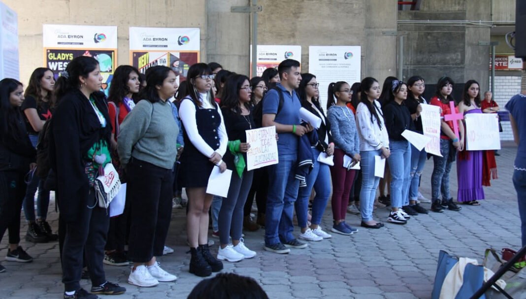Realizan en la Ibero Puebla pase de lista y dedican un minuto de silencio por víctimas de feminicidios