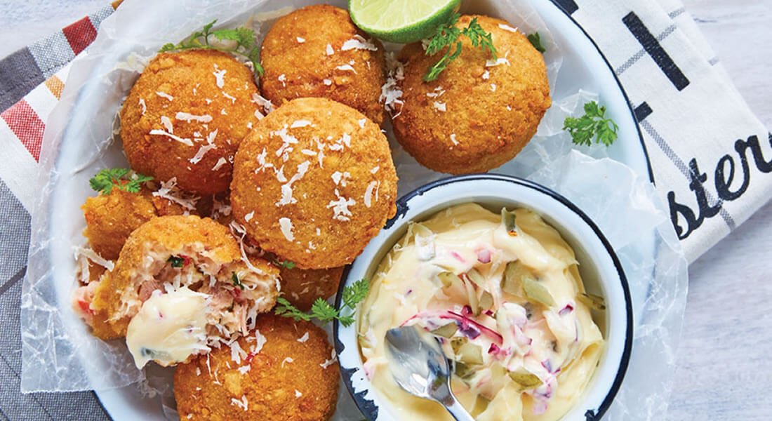 Croquetas de atún con papa, servidas con salsa tártara