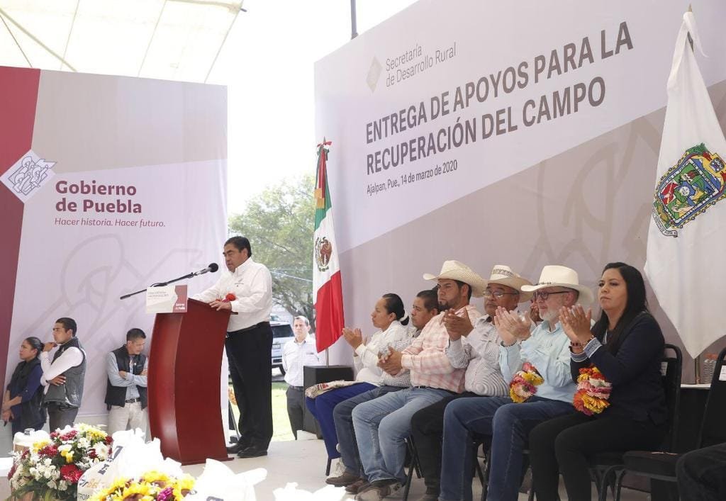 Entrega Barbosa apoyos para el campo poblano