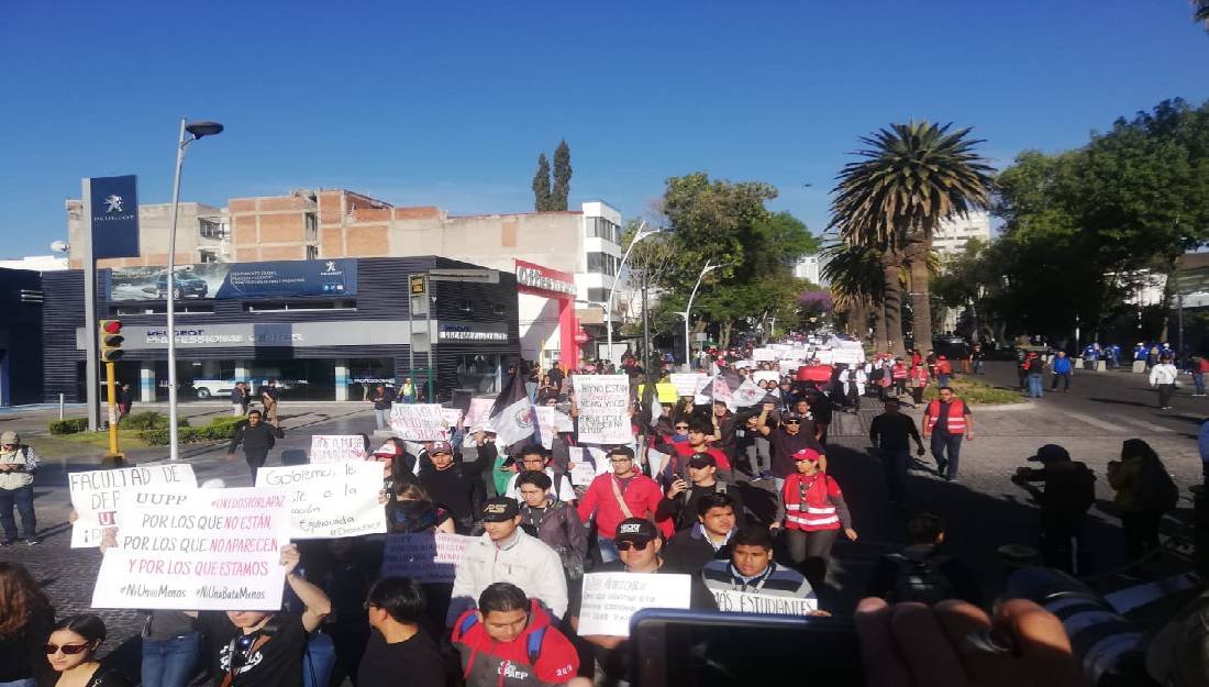 Maarchan d estudiantes de CU BUAP al Centro de Puebla