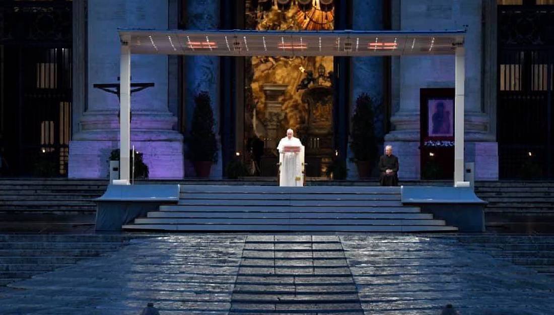 Papa Francisco da la bendición Urbi et Orbi en soledad por el coronavirus