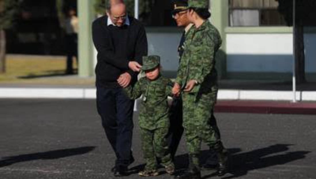 Participa menor de ocho años en Programa de Soldado por un Día