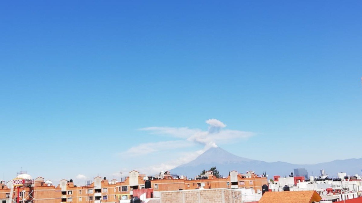 Presenta Popocatépetl incandescencia, una explosión, un sismo y 54 exhalaciones Presenta Popocatépetl incandescencia, una explosión, un sismo y 54 exhalaciones