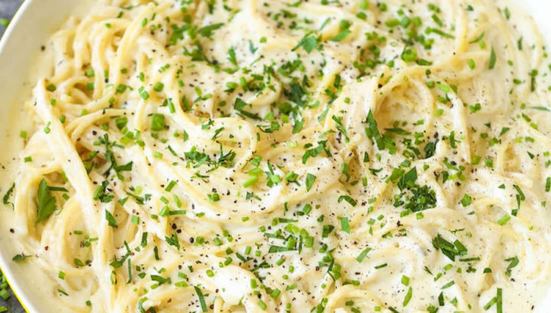 Delicioso espagueti al ajo y cuatro quesos