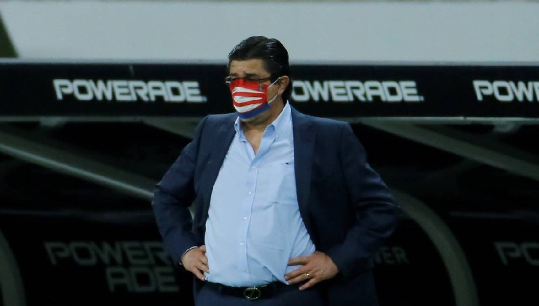 Luis Fernando Tena deja de ser el técnico de Chivas