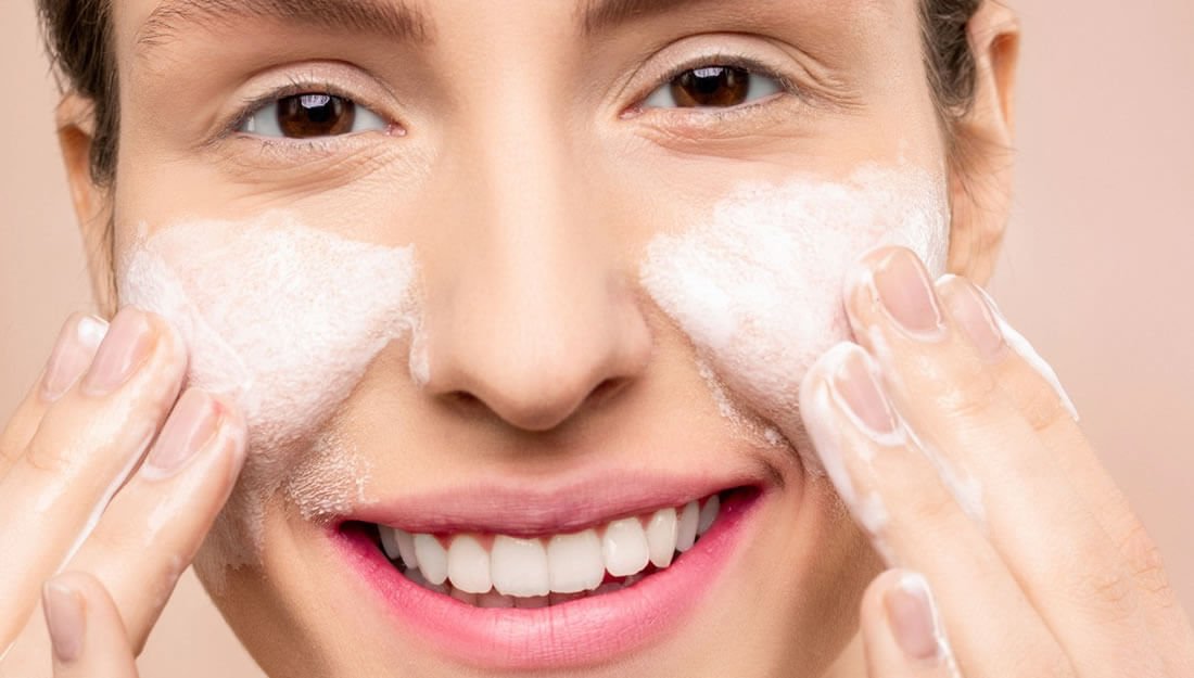 Retira el maquillaje de forma correcta