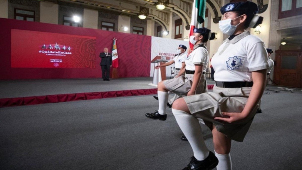 AMLO da banderazo de inicio a ciclo escolar a distancia AMLO da banderazo de inicio a ciclo escolar a distancia