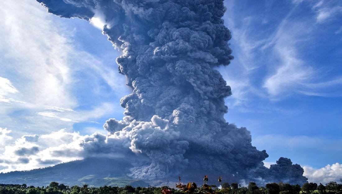volcan sinabung indonesia