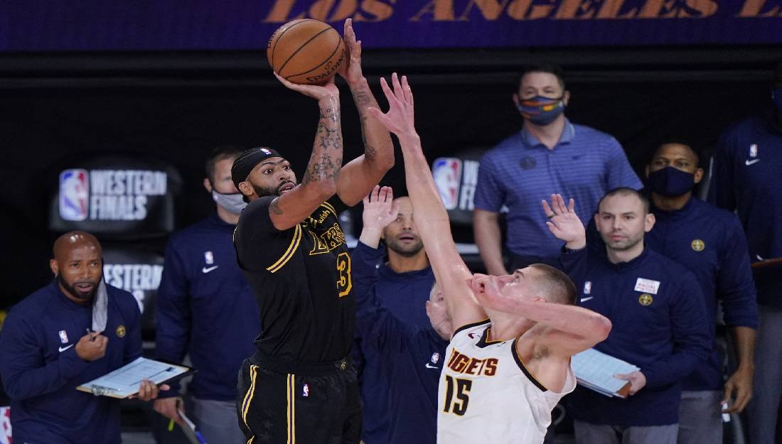 Anthony Davis lanza tiro ganador