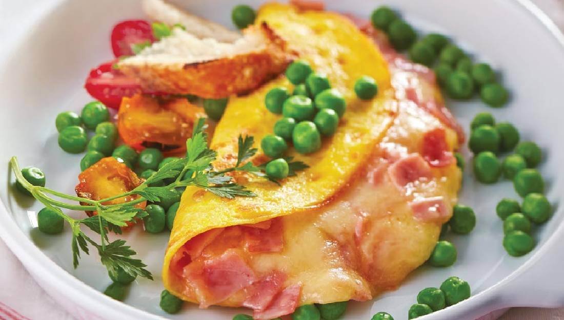 Omelette de huevo con jamón, queso y chícharos