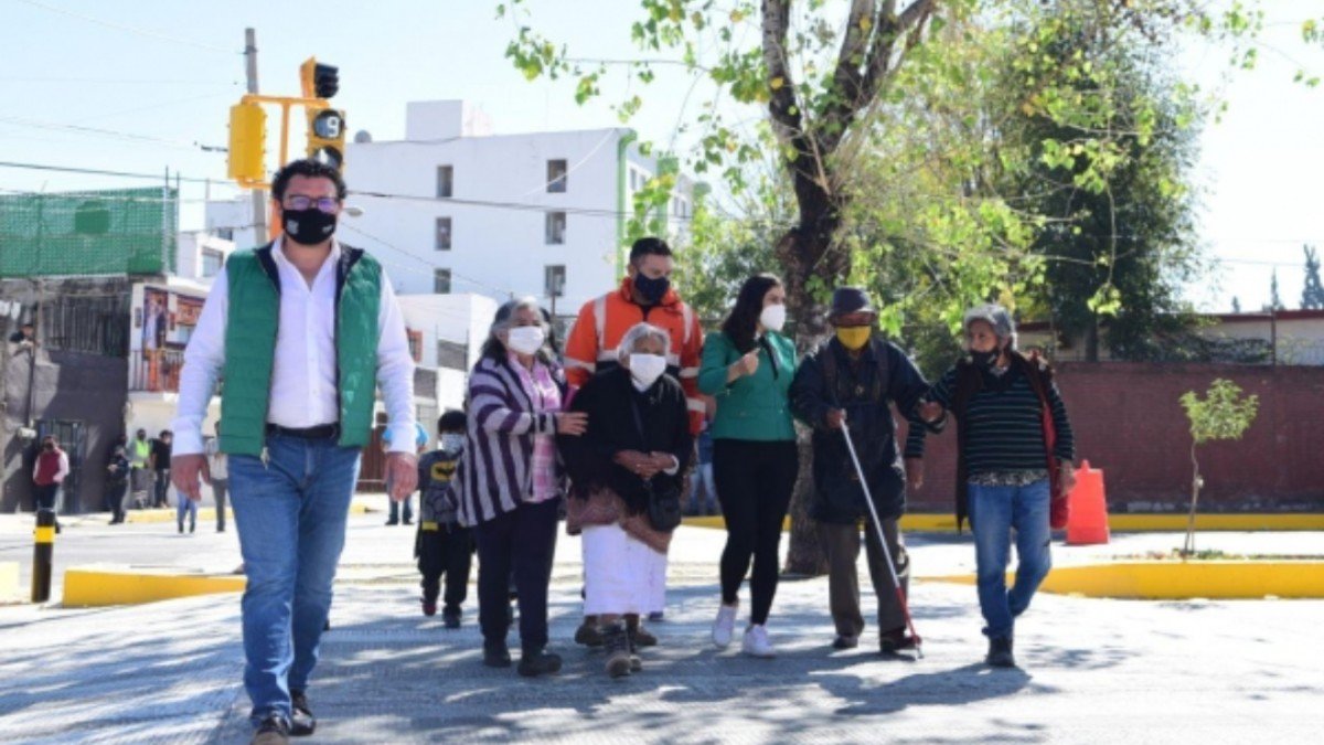 Ocho mil personas cruzarán de forma segura el Boulevard Esteban de Antuñano con nuevo paso a nivel de banqueta Ocho mil personas cruzarán de forma segura el Boulevard Esteban de Antuñano con nuevo paso a nivel de banqueta