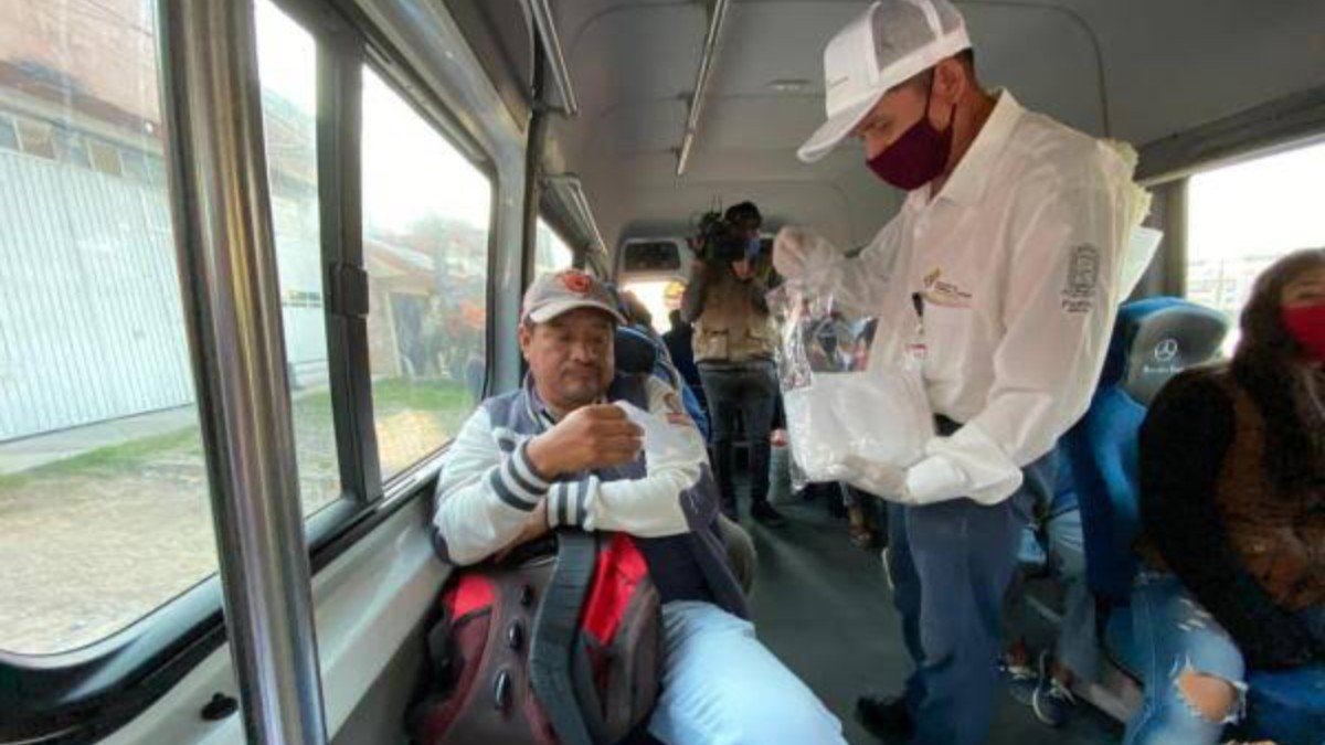 Entrega gobierno de Puebla cubrebocas a usuarios del transporte público Entrega gobierno de Puebla cubrebocas a usuarios del transporte público