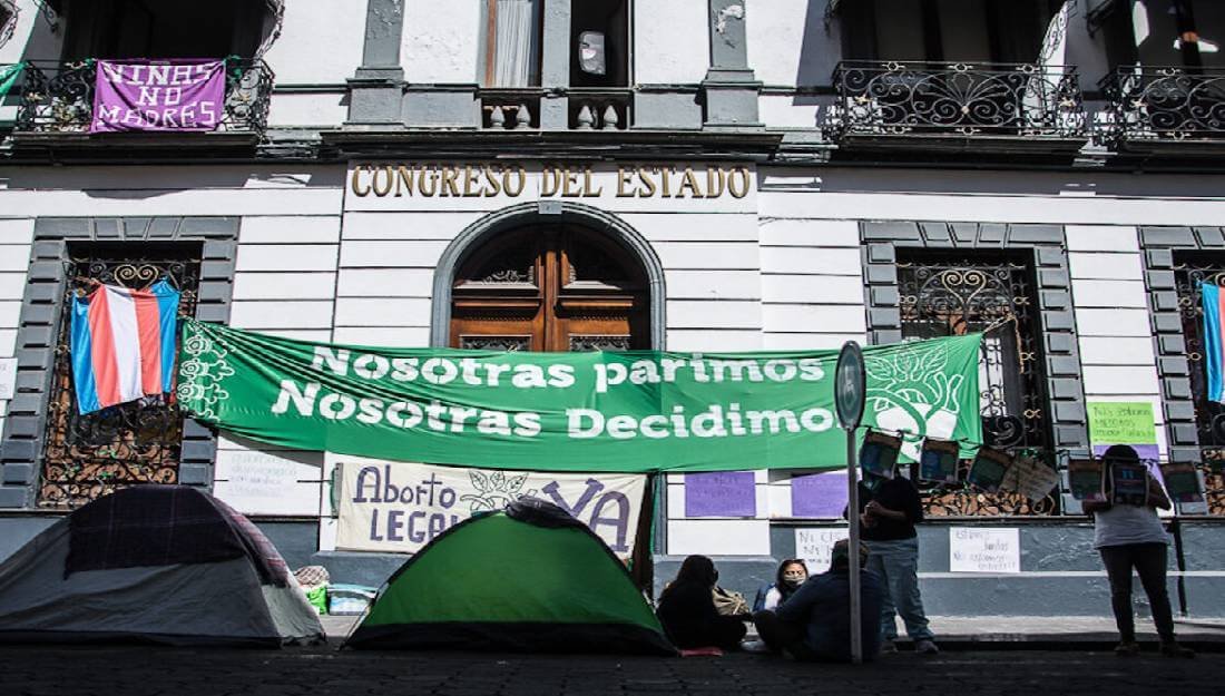 Mantienen protestas feministas ante falta de acciones del Congreso
